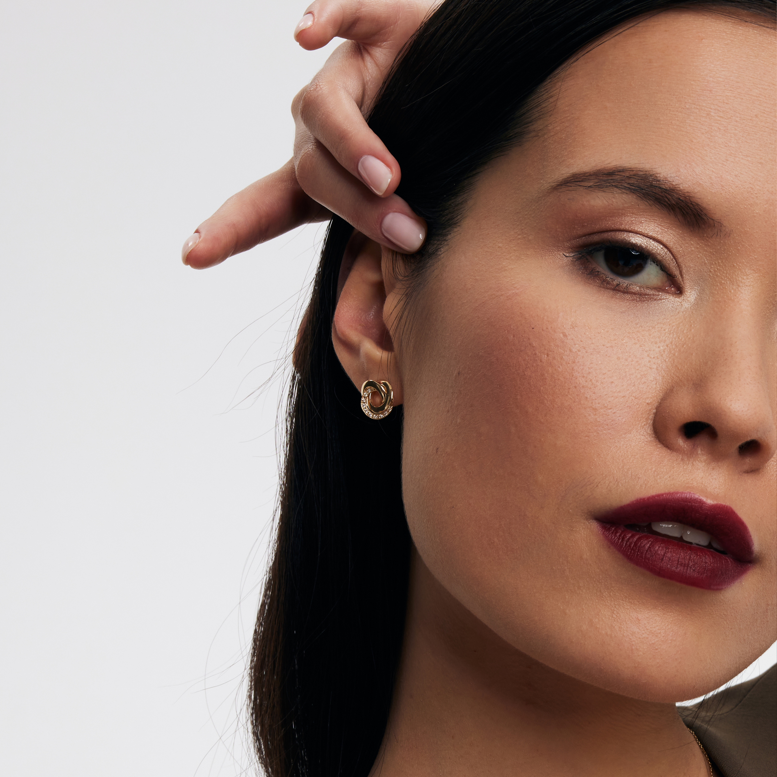 Gold earrings with diamonds
