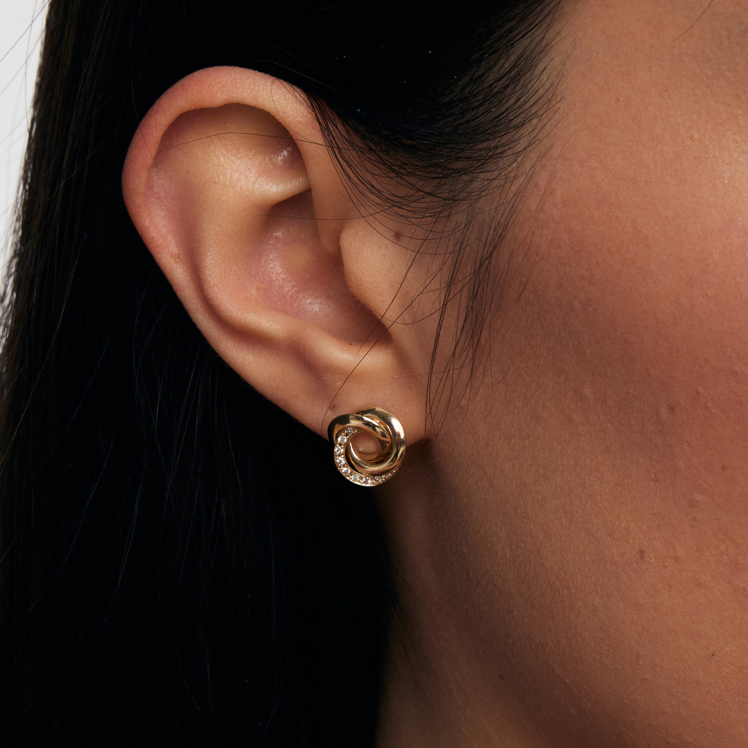 Gold earrings with diamonds