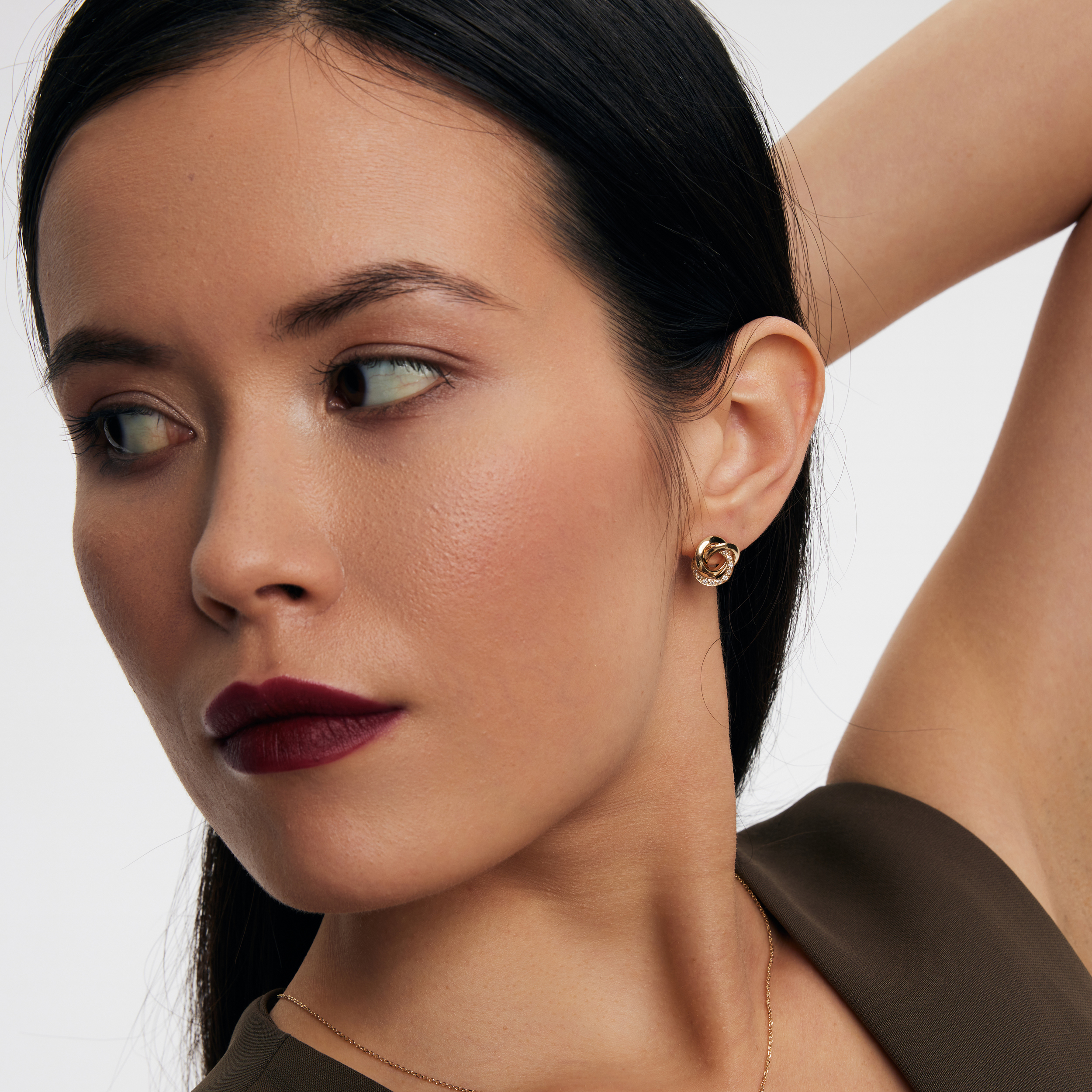 Gold earrings with diamonds