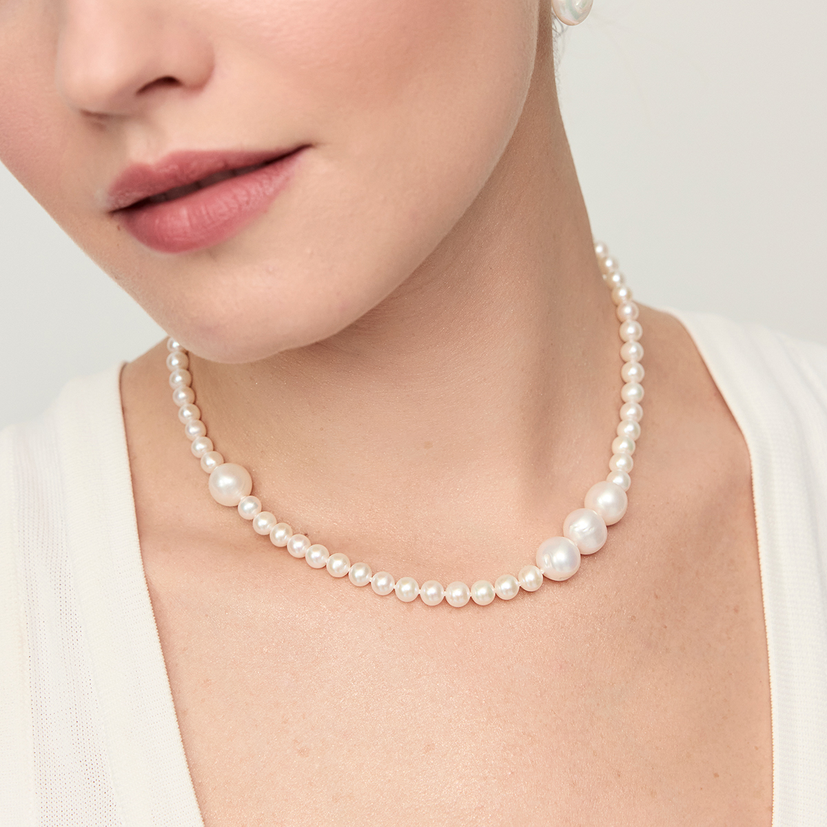 Pozlátený strieborný náhrdelník s perlami