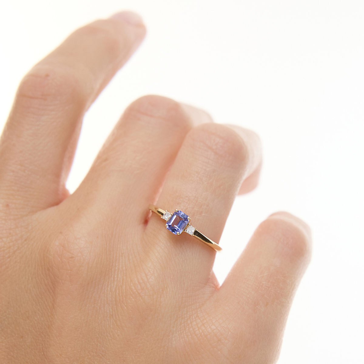 Gold ring with tanzanite and diamonds