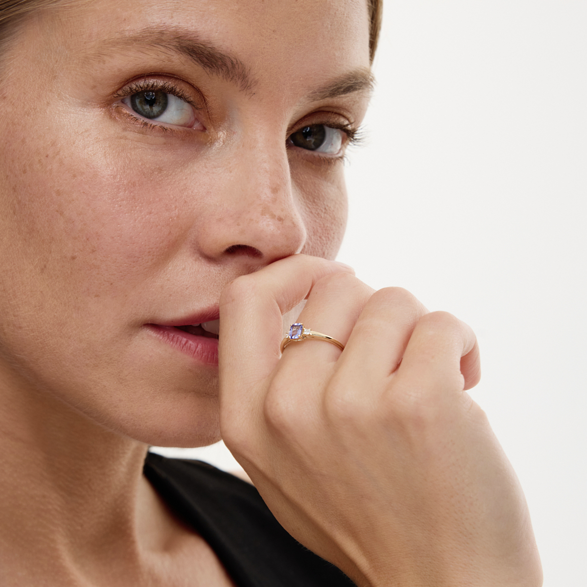 Gold ring with tanzanite and diamonds