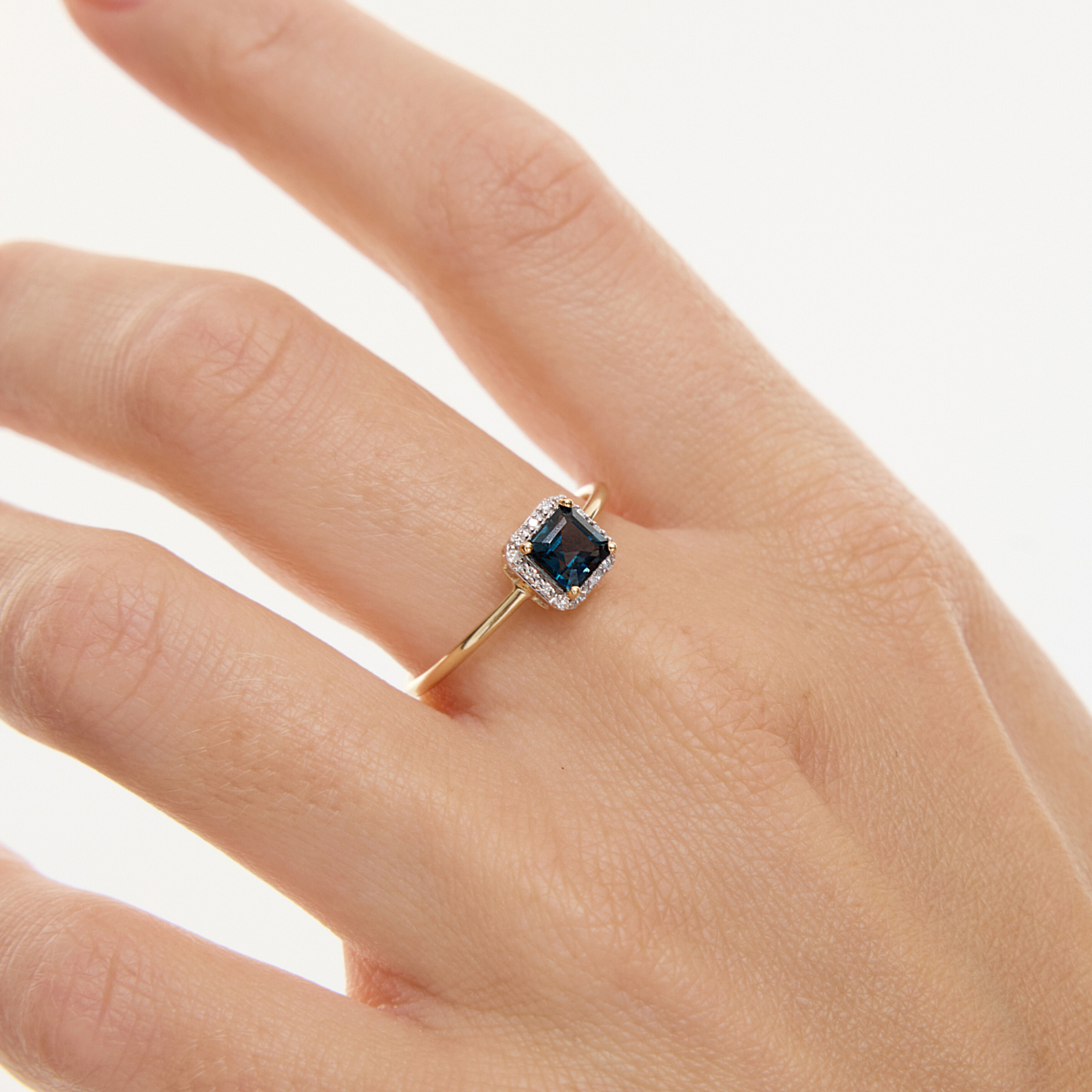 Zlatý prsteň s modrým topazom a diamantmi
