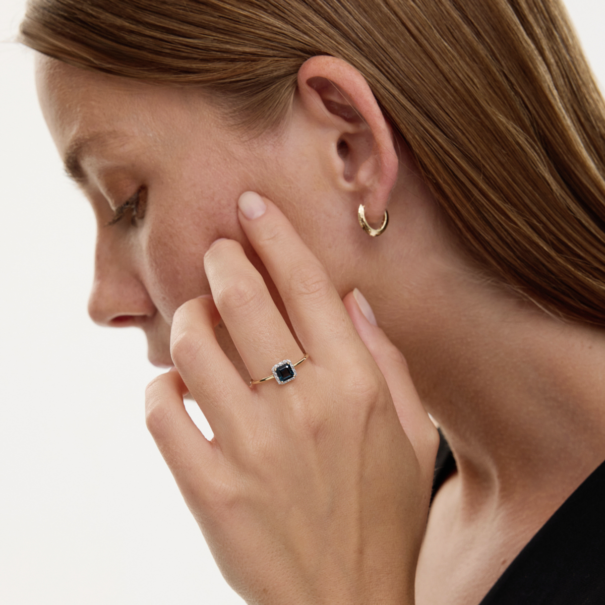 Zlatý prsteň s modrým topazom a diamantmi